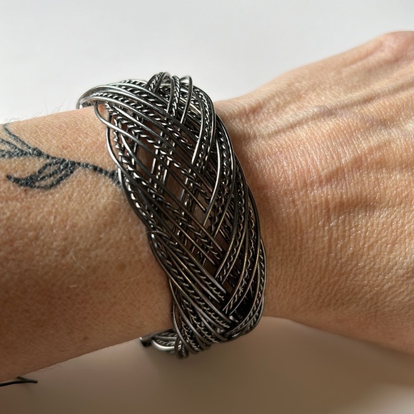 🌻Silver Toned Wired Cuff Bracelet - Picture 8 of 8